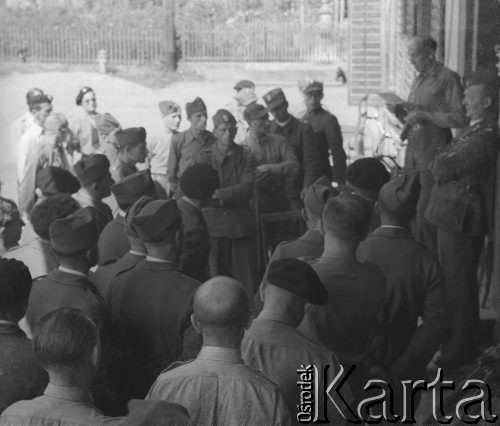 1942-1944, Münchenbuchsee, Szwajcaria.
Internowani żołnierze 2. Dywizji Strzelców Pieszych słuchają informacji przekazywanych przez oficera.
Fot. Jerzy Konrad Maciejewski, zbiory Ośrodka KARTA
