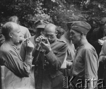 1942-1944, Münchenbuchsee, Szwajcaria.
Żołnierze 2. Dywizji Strzelców Pieszych ćwiczą w terenie.
Fot. Jerzy Konrad Maciejewski, zbiory Ośrodka KARTA
