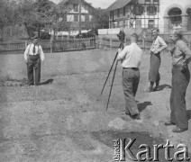 1942-1944, Münchenbuchsee, Szwajcaria.
Żołnierze 2. Dywizji Strzelców Pieszych filmują ogród, który należy do obozu dla internowanego Wojska Polskiego. W głębi stoi ppor. Witold Cieśla, dowódca 4 plutonu 1 kompanii ckm 1 batalionu 4 Warszawskiego Pułku Strzelców Pieszych 2. DSP.
Fot. Jerzy Konrad Maciejewski, zbiory Ośrodka KARTA
