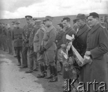 17.03.1942, Münchenbuchsee, Szwajcaria.
Delegacja polska (żołnierze trzymają kwiaty z flagą), brytyjska i szwajcarska biorą udział w pogrzebie internowanego żołnierza brytyjskiego, którego zastrzelił strażnik szwajcarski pilnujący obozu internowania. 3. z prawej stoi kpr. Leon Wroński.
Fot. Jerzy Konrad Maciejewski, zbiory Ośrodka KARTA
