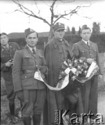 17.03.1942, Münchenbuchsee, Szwajcaria.
Delegacja polska bierze udział w pogrzebie zastrzelonego żołnierza brytyjskiego. Na zdjęciu żołnierze 2. Dywizji Strzelców Pieszych trzymają wieniec z biało-czerwoną wstęgą.
Fot. Jerzy Konrad Maciejewski, zbiory Ośrodka KARTA
