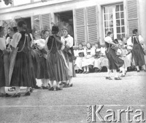 1942-1944, Münchenbuchsee, Szwajcaria.
Święto, w którym biorą udział prawdopodobnie Szwajcarki ubrane w stroje ludowe. 
Fot. Jerzy Konrad Maciejewski, zbiory Ośrodka KARTA 
