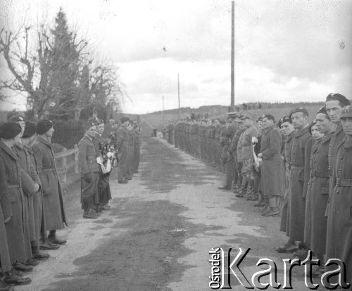 17.03.1942, Münchenbuchsee, Szwajcaria.
Pogrzeb żołnierza brytyjskiego zastrzelonego przez strażnika szwajcarskiego. Żołnierze 2. Dywizji Strzelców Pieszych ustawili się w szpaler wzdłuż drogi po obu jej stronach. 	
Fot. Jerzy Konrad Maciejewski, zbiory Ośrodka KARTA 
