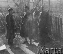 1942-1944, Münchenbuchsee, Szwajcaria.
Oficerowie i podoficerowie 2. Dywizji Strzelców Pieszych. Stoją od lewej: podporucznik Mamert Miż-Miszyn, oficer ds. zleceń i łączności oraz redaktor naczelny „Gońca Obozowego” major Antoni Ślosarczyk, kapral Edward Stachoń, starszy brygadier Józef Zerygiewicz.	
Fot. Jerzy Konrad Maciejewski, zbiory Ośrodka KARTA
