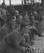 1942-1944, Münchenbuchsee, Szwajcaria.
Żołnierze 2. Dywizji Strzelców Pieszych oglądają mecz siatkówki.
Fot. Jerzy Konrad Maciejewski, zbiory Ośrodka KARTA
