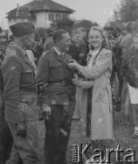 1942-1944, Münchenbuchsee, Szwajcaria.
Kobieta przypina prawdopodobnie kwiaty do munduru polskiego żołnierza 2. Dywizji Strzelców Pieszych. 
Fot. Jerzy Konrad Maciejewski, zbiory Ośrodka KARTA
