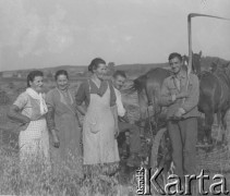 1942-1944, Münchenbuchsee, Szwajcaria.
Żołnierz z 2. Dywizji Strzelców Pieszych pozuje do zdjęcia trzymając kosę w ręku. Obok niego stoi szwajcarska rodzina, u której pracuje podczas żniw. 
Fot. Jerzy Konrad Maciejewski, zbiory Ośrodka KARTA
