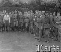 1945, Schüpfen, Szwajcaria.  
Internowani żołnierze witają dziennikarza gazety „Gońca Obozowego” por. Aleksandra Wasunga.
Fot. Jerzy Konrad Maciejewski, zbiory Ośrodka KARTA