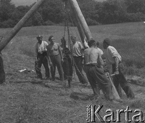 1942-1945, Senhoff, Szwajcaria.
Internowani żołnierze z 2. Dywizji Strzelców Pieszych pracują przy wydobyciu z ziemi pali, na których były umocowane druty kolczaste. W pracy wykorzystują dźwig. 
Fot. Jerzy Konrad Maciejewski, zbiory Ośrodka KARTA