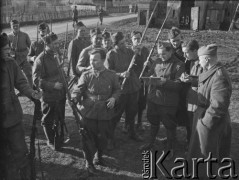 Luty 1940, Assais-les-Jumeaux, Francja.
Oficerowie 5 Małopolskiego Pułku Strzelców Pieszych 2. Dywizji Strzelców Pieszych wydają broń szeregowym żołnierzom.
Fot. Jerzy Konrad Maciejewski, zbiory Ośrodka KARTA