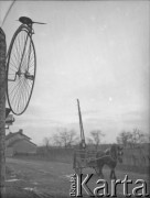 Luty 1940, Assais-les-Jumeaux, Francja.
Miejscowość, w której stacjonują żołnierze formowanego od 1 lutego 1940 r. 5 Małopolskiego Pułku Strzelców Pieszych 2. Dywizji Strzelców Pieszych. Po drodze jedzie mężczyzna na wozie zaprzęgniętym w konia. Na pierwszym planie widoczny bicykl zawieszony na haku. 
Fot. Jerzy Konrad Maciejewski, zbiory Ośrodka KARTA