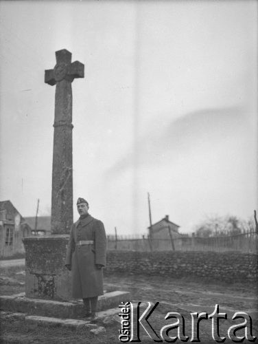 Luty 1940, Assais-les-Jumeaux, Francja.
Żołnierz 5 Małopolskiego Pułku Strzelców Pieszych 2. Dywizji Strzelców Pieszych pozuje do zdjęcia przy pomniku-krzyżu.
Fot. Jerzy Konrad Maciejewski, zbiory Ośrodka KARTA