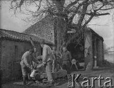 Luty 1940, Assais-les-Jumeaux, Francja.
Kucharze 5 Małopolskiego Pułku Strzelców Pieszych 2. Dywizji Strzelców Pieszych prawdopodobnie myją ziemniaki przy studni.
Fot. Jerzy Konrad Maciejewski, zbiory Ośrodka KARTA