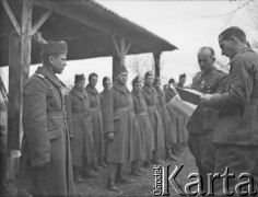 Luty 1940, Assais-les-Jumeaux, Francja.
Dowódca 2 batalionu 5 Małopolskiego Pułku Strzelców Pieszych 2. Dywizji Strzelców Pieszych ppłk Alojzy Mazurkiewicz (2. z prawej) przydziela oficerów do odpowiednich oddziałów w pułku.
Fot. Jerzy Konrad Maciejewski, zbiory Ośrodka KARTA