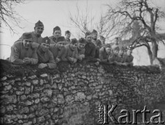 Luty 1940, Assais-les-Jumeaux, Francja.
Żołnierze 5 Małopolskiego Pułku Strzelców Pieszych 2. Dywizji Strzelców Pieszych pozują do wspólnego zdjęcia.
Fot. Jerzy Konrad Maciejewski, zbiory Ośrodka KARTA