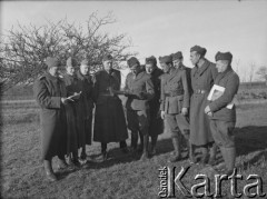 Luty 1940, Assais-les-Jumeaux, Francja.
Podoficerowie 5 Małopolskiego Pułku Strzelców Pieszych 2. Dywizji Strzelców Pieszych przed odjazdem do Coëtquidan, gdzie znajduje się wojskowy obóz szkoleniowy.
Fot. Jerzy Konrad Maciejewski, zbiory Ośrodka KARTA