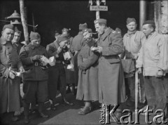 Luty 1940, Assais-les-Jumeaux, Francja.
Żołnierze 5 Małopolskiego Pułku Strzelców Pieszych 2. Dywizji Strzelców Pieszych jedzą obiad przed kuchnią polową.
Fot. Jerzy Konrad Maciejewski, zbiory Ośrodka KARTA