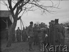 Luty 1940, Assais-les-Jumeaux, Francja.
Dowódca 2 batalionu 5 Małopolskiego Pułku Strzelców Pieszych 2. Dywizji Strzelców Pieszych ppłk. Mazurkiewicz (2. z lewej) odprawia podoficerów: Pokurę Alfreda i Serafina Wacława do odpowiednich oddziałów 5 Małopolskiego Pułku Strzelców Pieszych 2. Dywizji Strzelców Pieszych.
Fot. Jerzy Konrad Maciejewski, zbiory Ośrodka KARTA