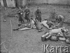 Luty 1940, Assais-les-Jumeaux, Francja.
Żołnierze 5 Małopolskiego Pułku Strzelców Pieszych 2. Dywizji Strzelców Pieszych czekają na transport do nowego miejsca stacjonowania. 
Fot. Jerzy Konrad Maciejewski, zbiory Ośrodka KARTA