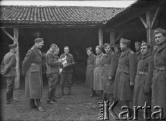 Luty 1940, Assais-les-Jumeaux, Francja.
Dowództwo 5 Małopolskiego Pułku Strzelców Pieszych 2. Dywizji Strzelców Pieszych wita nowo przybyłych podoficerów.
Fot. Jerzy Konrad Maciejewski, zbiory Ośrodka KARTA