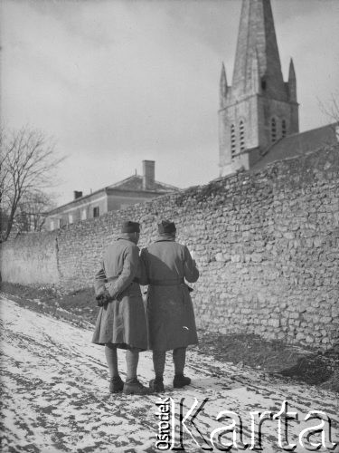 Luty 1940, Assais-les-Jumeaux, Francja.
Żołnierze z 5 Małopolskiego Pułku Strzelców Pieszych 2. Dywizji Strzelców Pieszych stoją na drodze i czytają list. Za ogrodzeniem widoczna wieża kościoła.
Fot. Jerzy Konrad Maciejewski, zbiory Ośrodka KARTA