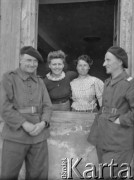 Wiosna 1940, La Maucarriere, Francja.
Żołnierze 2. Dywizji Strzelców Pieszych pozują do zdjęcia z mieszkankami francuskiej miejscowości, w której stacjonuje Wojsko Polskie. 
Fot. Jerzy Konrad Maciejewski, zbiory Ośrodka KARTA
