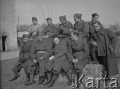 Wiosna 1940, La Maucarriere, Francja.
Żołnierze 2. Dywizji Strzelców Pieszych pozują do wspólnego zdjęcia.
Fot. Jerzy Konrad Maciejewski, zbiory Ośrodka KARTA
