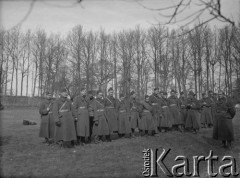 Wiosna 1940, La Maucarriere, Francja.
Żołnierze 2. Dywizji Strzelców Pieszych stoją w dwuszeregu podczas zbiórki.
Fot. Jerzy Konrad Maciejewski, zbiory Ośrodka KARTA
