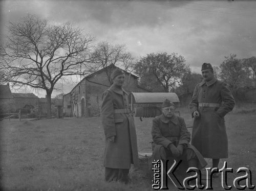 Wiosna 1940, La Maucarriere, Francja.
Żołnierze 2. Dywizji Strzelców Pieszych siedzą przy studni należącej do pobliskiego gospodarstwa wiejskiego. 
Fot. Jerzy Konrad Maciejewski, zbiory Ośrodka KARTA

