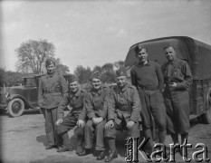 Wiosna 1940, La Maucarriere, Francja.
Żołnierze 2. Dywizji Strzelców Pieszych pozują przy samochodach ciężarowych należących do wojska.
Fot. Jerzy Konrad Maciejewski, zbiory Ośrodka KARTA
