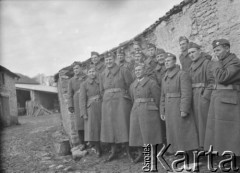 Wiosna 1940, La Maucarriere, Francja.
Żołnierze 2. Dywizji Strzelców Pieszych pozują do wspólnego zdjęcia. 
Fot. Jerzy Konrad Maciejewski, zbiory Ośrodka KARTA
