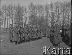 Wiosna 1940, La Maucarriere, Francja.
Żołnierze 2. Dywizji Strzelców Pieszych stoją w dwuszeregu podczas zmiany warty.
Fot. Jerzy Konrad Maciejewski, zbiory Ośrodka KARTA
