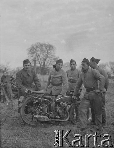 Wiosna 1940, La Maucarriere, Francja.
Żołnierze 2. Dywizji Strzelców Pieszych podczas zwiedzania okolic miejscowości, gdzie stacjonuje armia polska. Do zdjęcia pozują z jednym z wojskowych motocykli. 
Fot. Jerzy Konrad Maciejewski, zbiory Ośrodka KARTA
