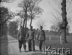 Wiosna 1940, La Maucarriere, Francja.
Żołnierze 2. Dywizji Strzelców Pieszych podczas spaceru po okolicy.
Fot. Jerzy Konrad Maciejewski, zbiory Ośrodka KARTA
