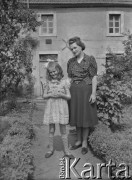 Wiosna 1940, La Maucarriere, Francja.
Żona mjr Antoniego Gaca, szefa sztabu 5 Małopolskiego Pułku Strzelców Pieszych 2. Dywizji Strzelców Pieszych wraz z córką Zosią pozują na tle domu, w którym tymczasowo mieszkają.
Fot. Jerzy Konrad Maciejewski, zbiory Ośrodka KARTA
