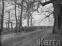 Po 26.01.1940, Thénezay, Francja.
Marsz żołnierzy 2. Dywizji Strzelców Pieszych w kolumnie. 
Fot. Jerzy Konrad Maciejewski, zbiory Ośrodka KARTA
