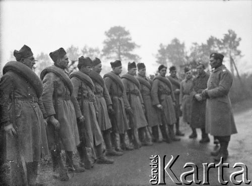 Po 26.01.1940, Thénezay, Francja.
Dowódca odprawia patrol żołnierzy z 2. Dywizji Strzelców Pieszych.
Fot. Jerzy Konrad Maciejewski, zbiory Ośrodka KARTA

