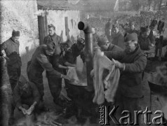 Po 26.01.1940, Thénezay, Francja.
Żołnierze z 2. Dywizji Strzelców Pieszych podczas prania bielizny.
Fot. Jerzy Konrad Maciejewski, zbiory Ośrodka KARTA
