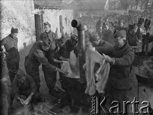 Po 26.01.1940, Thénezay, Francja.
Żołnierze z 2. Dywizji Strzelców Pieszych podczas prania bielizny.
Fot. Jerzy Konrad Maciejewski, zbiory Ośrodka KARTA
