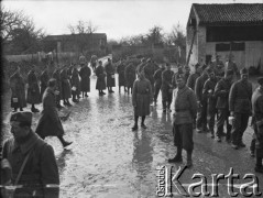 Po 26.01.1940, Thénezay, Francja.
Żołnierze 2. Dywizji Strzelców Pieszych stoją w kolejce po obiad. Większość z nich w ręku trzyma menażkę. 
Fot. Jerzy Konrad Maciejewski, zbiory Ośrodka KARTA

