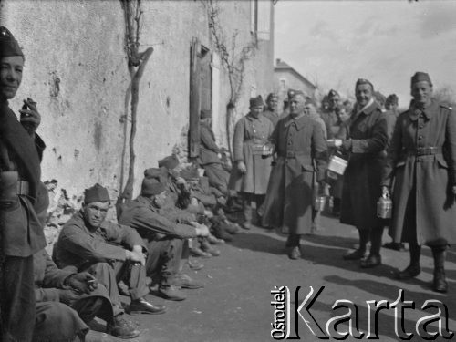 Po 26.01.1940, Thénezay, Francja.
Żołnierze 2. Dywizji Strzelców Pieszych podczas odpoczynku. 
Fot. Jerzy Konrad Maciejewski, zbiory Ośrodka KARTA