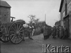 Po 26.01.1940, Thénezay, Francja.
Zbiórka żołnierzy z 2. Dywizji Strzelców Pieszych przed dowódcą. Na pierwszym planie widoczny wóz zaprzęgnięty w konia. 
Fot. Jerzy Konrad Maciejewski, zbiory Ośrodka KARTA

