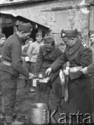 Po 26.01.1940, Thénezay, Francja.
Żołnierz-kucharz z 2. Dywizji Strzelców Pieszych wlewa napój do menażek wojskowych.
Fot. Jerzy Konrad Maciejewski, zbiory Ośrodka KARTA

