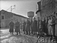 Po 26.01.1940, Thénezay, Francja.
Żołnierze 2. Dywizji Strzelców Pieszych pozują do wspólnego zdjęcia.
Fot. Jerzy Konrad Maciejewski, zbiory Ośrodka KARTA

