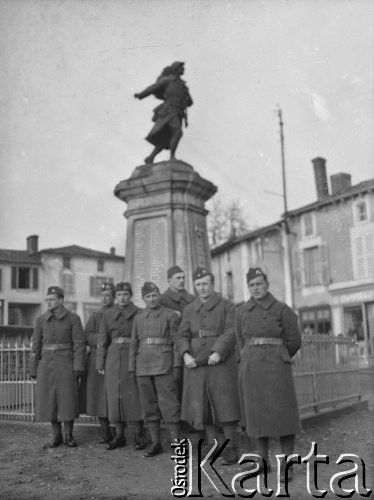 Po 26.01.1940, Thénezay, Francja.
Żołnierze z 2. Dywizji Strzelców Pieszych pozują do zdjęcia na tle pomnika poświęconego ofiarom I wojny światowej. 
Fot. Jerzy Konrad Maciejewski, zbiory Ośrodka KARTA
