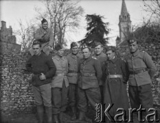 Po 26.01.1940, Thénezay, Francja.
Podoficerowie z 2. Dywizji Strzelców Pieszych pozują do zdjęcia. Za nimi widoczna wieża miejscowego kościoła.
Fot. Jerzy Konrad Maciejewski, zbiory Ośrodka KARTA

