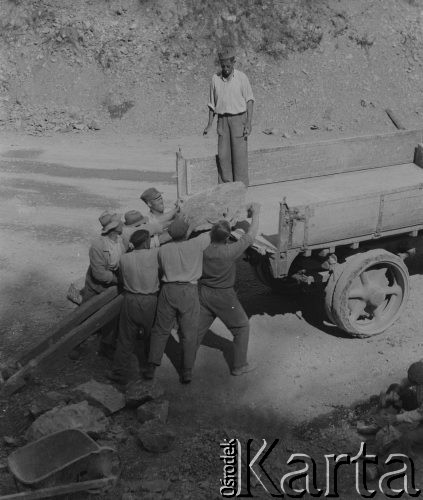 Czerwiec 1945, Dielsdorf, Szwajcaria. 
Internowani żołnierze 2. Dywizji Strzelców Pieszych ładują na przyczepę obrobione bloki kamienia. 
Fot. Jerzy Konrad Maciejewski, zbiory Ośrodka KARTA