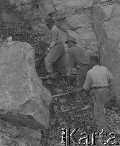 Czerwiec 1945, Dielsdorf, Szwajcaria. 
Żołnierze 2. Dywizji Strzelców Pieszych z obozu internowania pracują w kamieniołomie. Trzech mężczyzn za pomocą łomów podważa duży blok skalny. 
Fot. Jerzy Konrad Maciejewski, zbiory Ośrodka KARTA