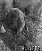 Czerwiec 1945, Dielsdorf, Szwajcaria.
Żołnierze 2. Dywizji Strzelców Pieszych z obozu internowania pracują w kamieniołomie. Na zdjęciu mężczyźni podważają łomami duży blok skalny.
Fot. Jerzy Konrad Maciejewski, zbiory Ośrodka KARTA