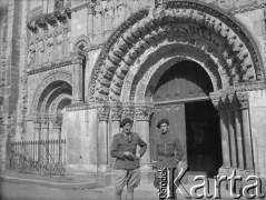 1940, Thouars, Francja.
Oficerowie z 5 Małopolskiego Pułku Strzelców Pieszych 2. Dywizji Strzelców Pieszych pozują do zdjęcia na tle wejścia do XV-wiecznej katedry św. Medarda, wybudowanej w stylu romańskim.
Fot. Jerzy Konrad Maciejewski, zbiory Ośrodka KARTA
 
